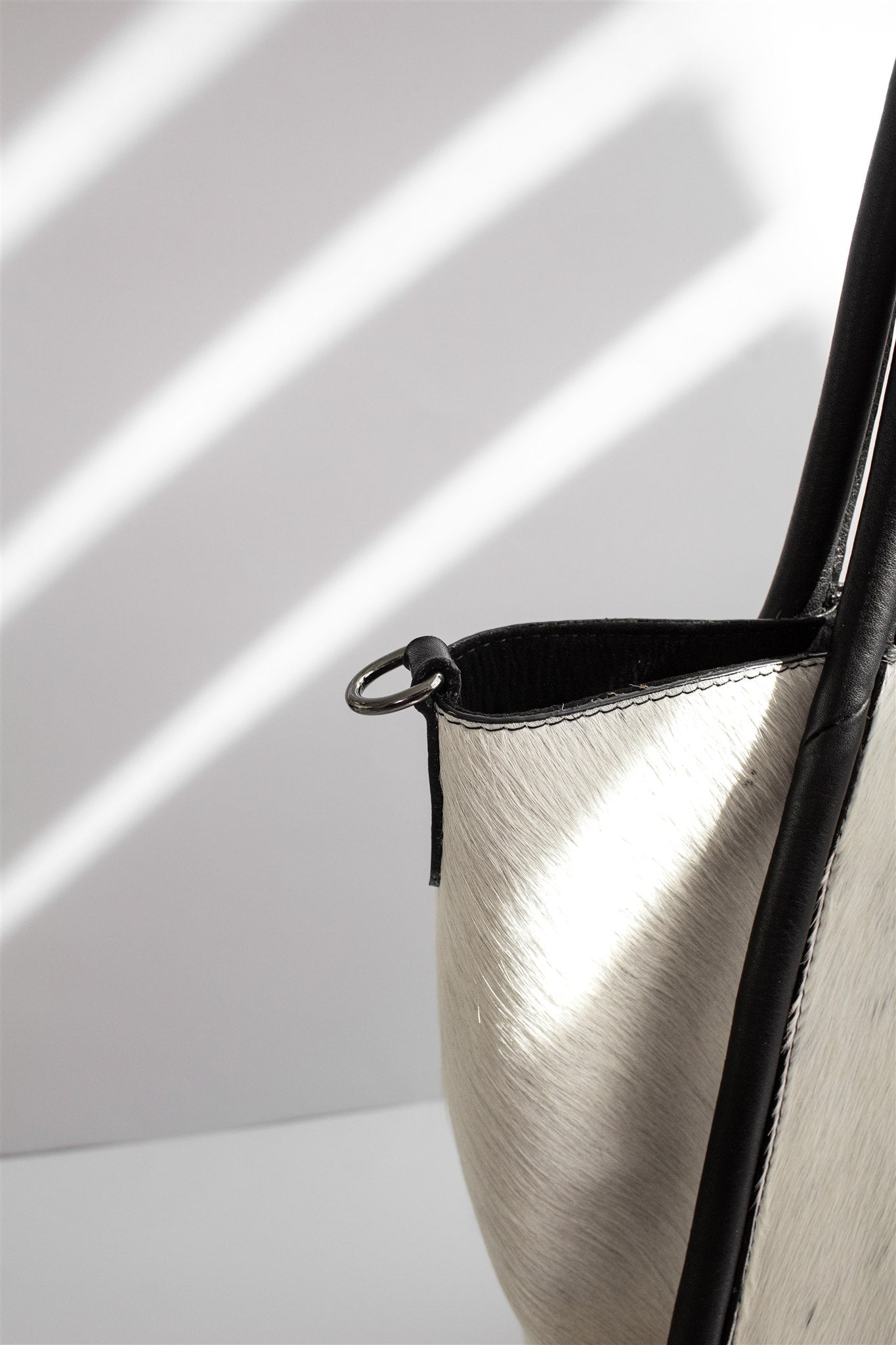 AURA COWHIDE BLACK&WHITE 05