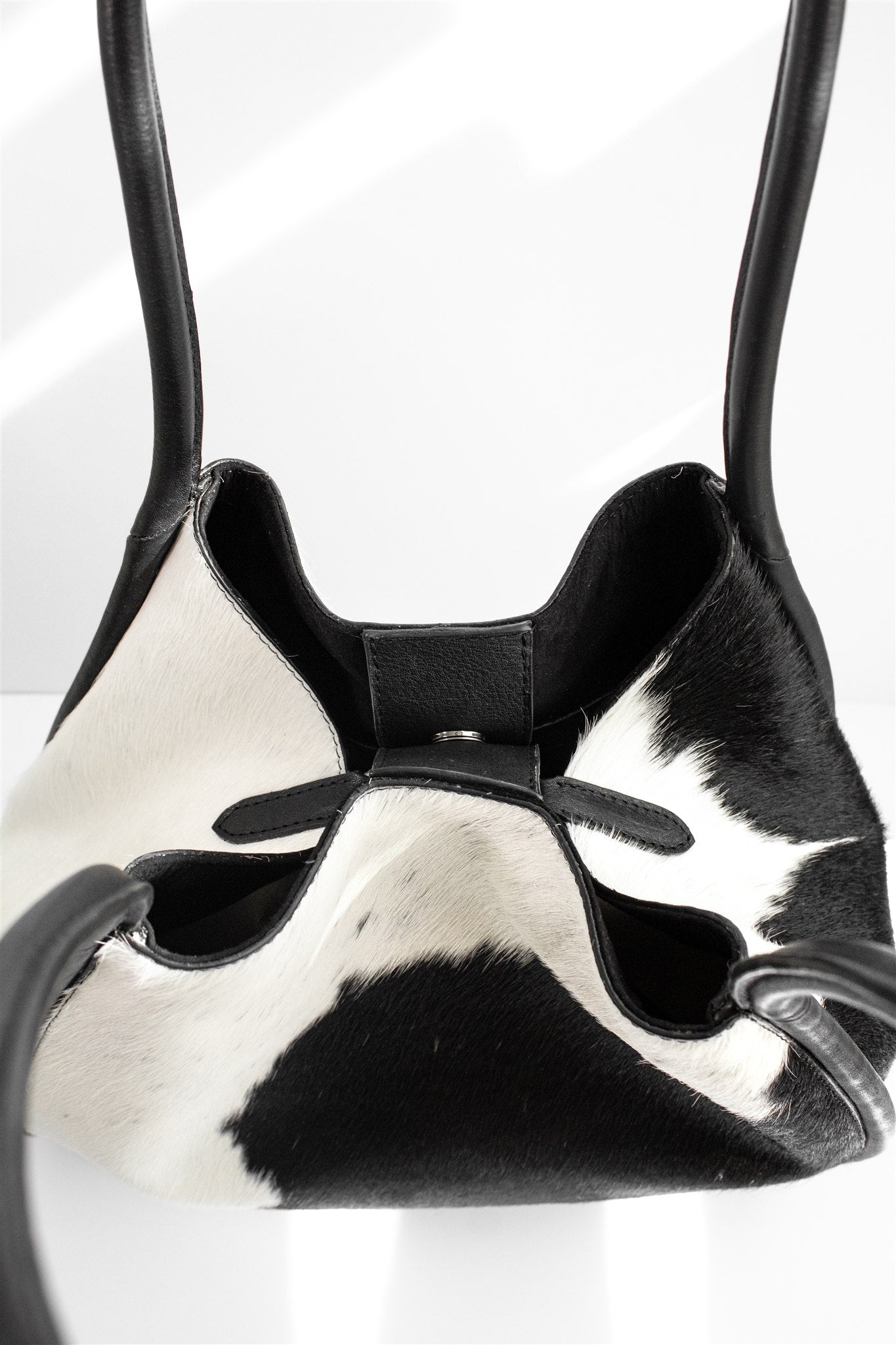 AURA COWHIDE BLACK&WHITE 05